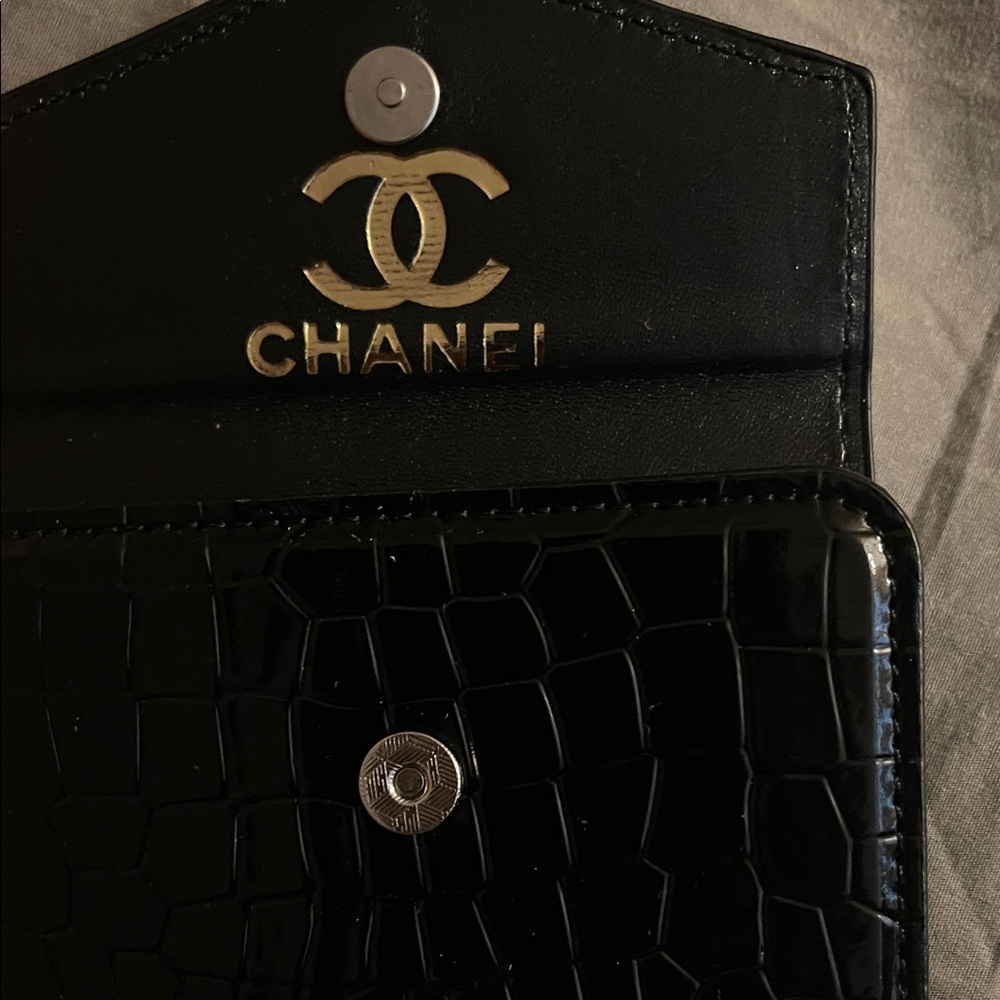CHANEL Black Patent Croc-Embossed Card Wallet with Gold CC - Picture 2 of 5